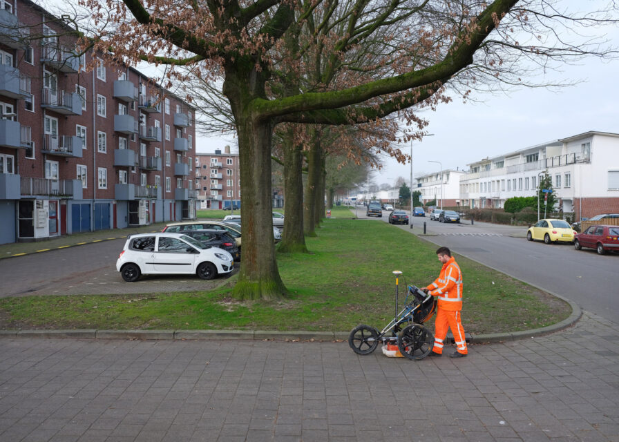 Monitoring of tree roots by TAUW employee via ground radar. During ground works the root system of trees can be spared this way. Tilburg (NL), 2019